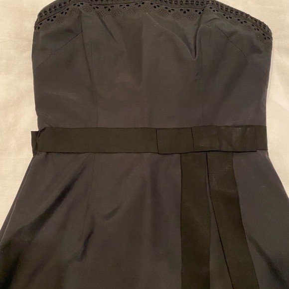 Black cocktail mini dress in black. Size 6. Brand is Laundry by Shelli Segal - Picture 6 of 7